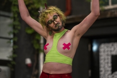 DragYourselfHere_KristaSaberova_015