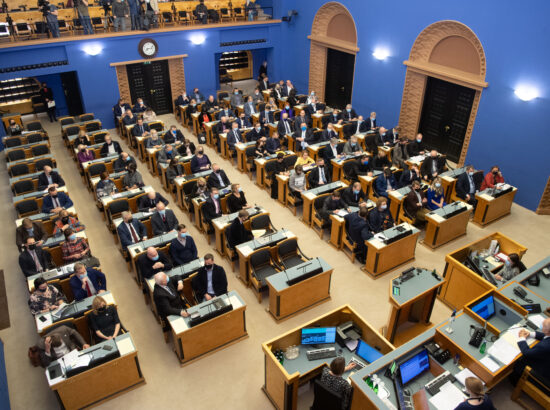 Rahvahääletuse korraldamise eelnõu abielu mõiste küsimuses läbis Riigikogus esimese lugemise