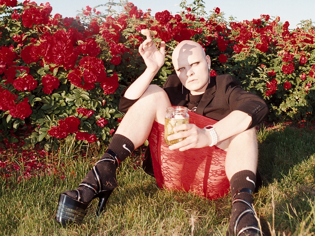 Helgi Saldo müüb oksjonil riided seljast