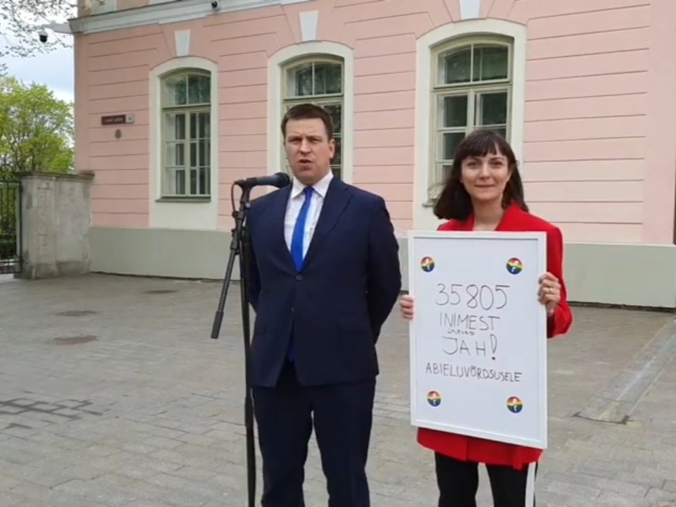 Rohelised andsid riigikogule üle allkirjad perekonnaseaduse muutmiseks