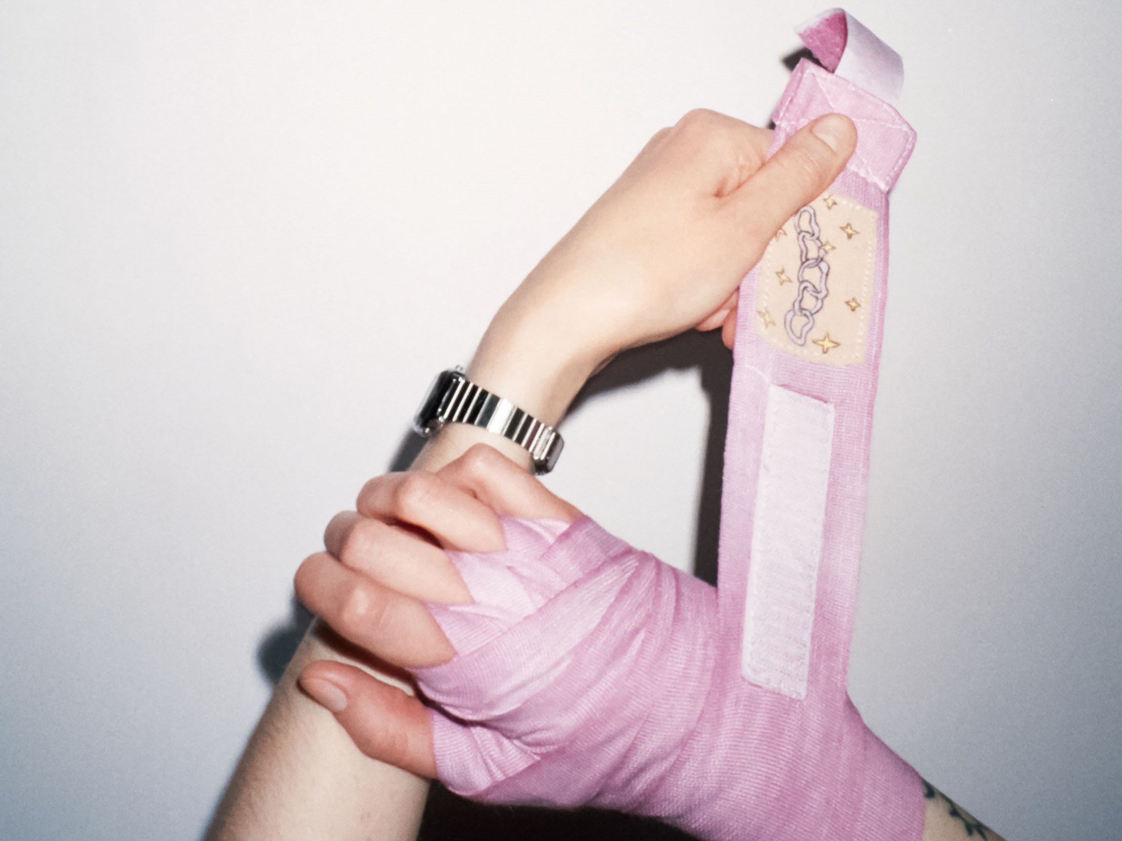 Maria Izabella Lehtsaar avab sooperformatiivsust käsitleva isiknäituse “Sinikalilla”