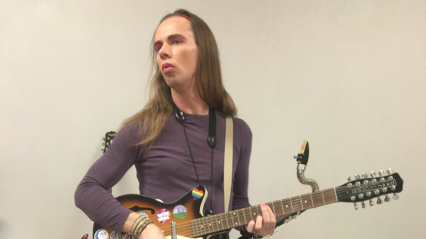 Mittebinaarne luuperdaja Neutraalsoon avaldas loo “Jazz Catgirl”