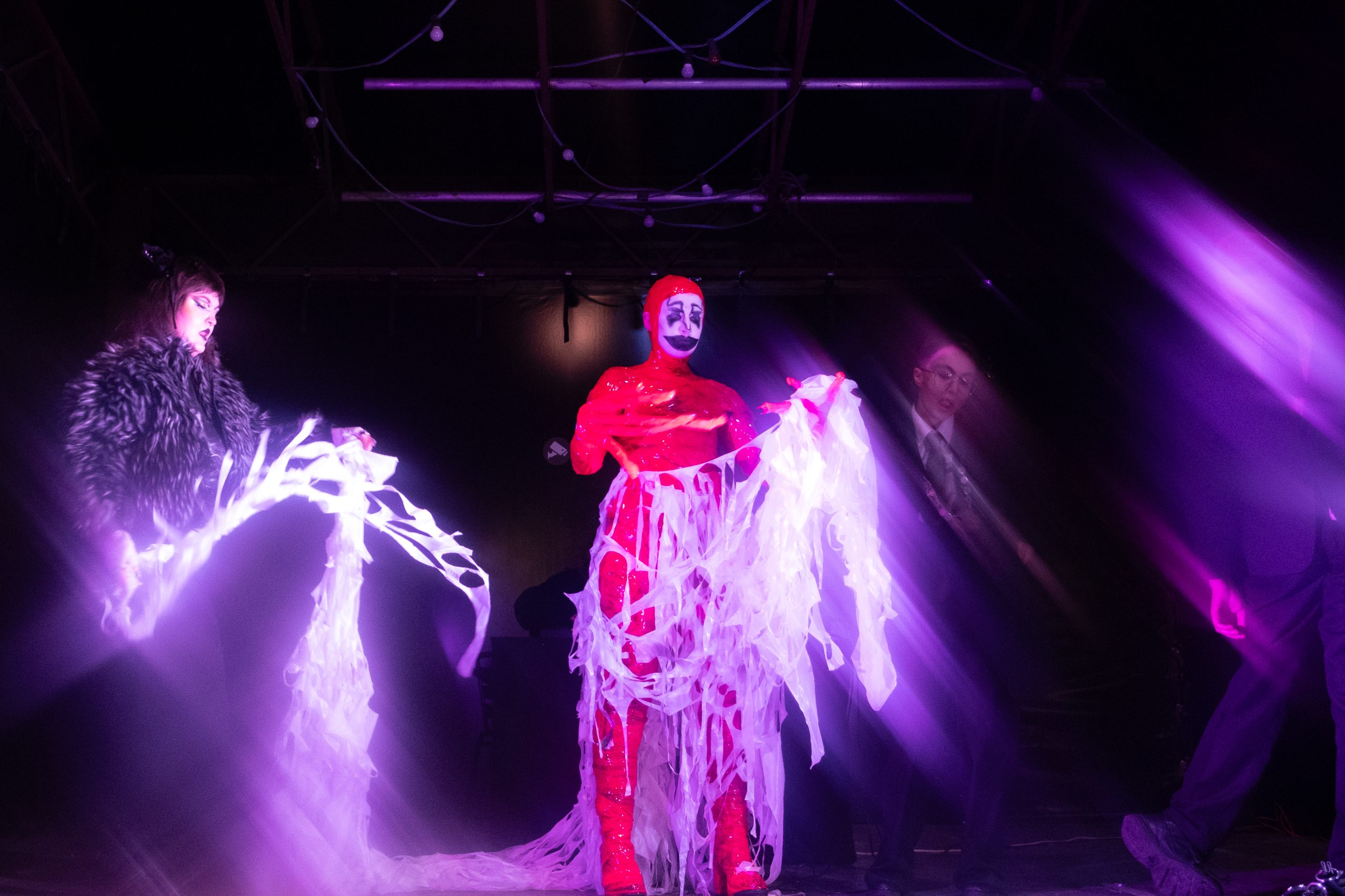 Drag-esinejad käivitavad EKKMis Mimmumasina