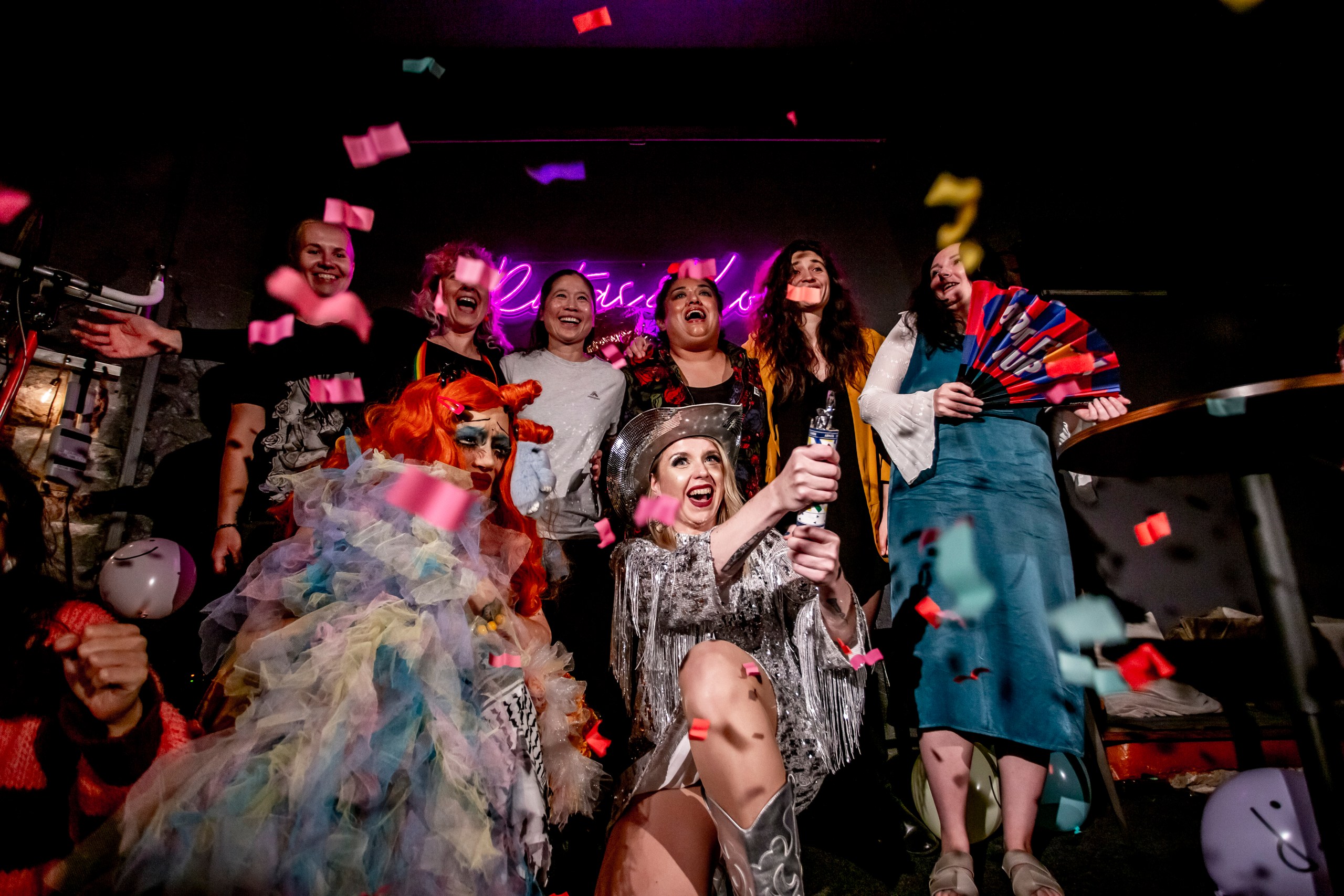 „Paljude jaoks on huumor ellujäämise viis“ — toeta Eesti FLINTA-koomikuid!