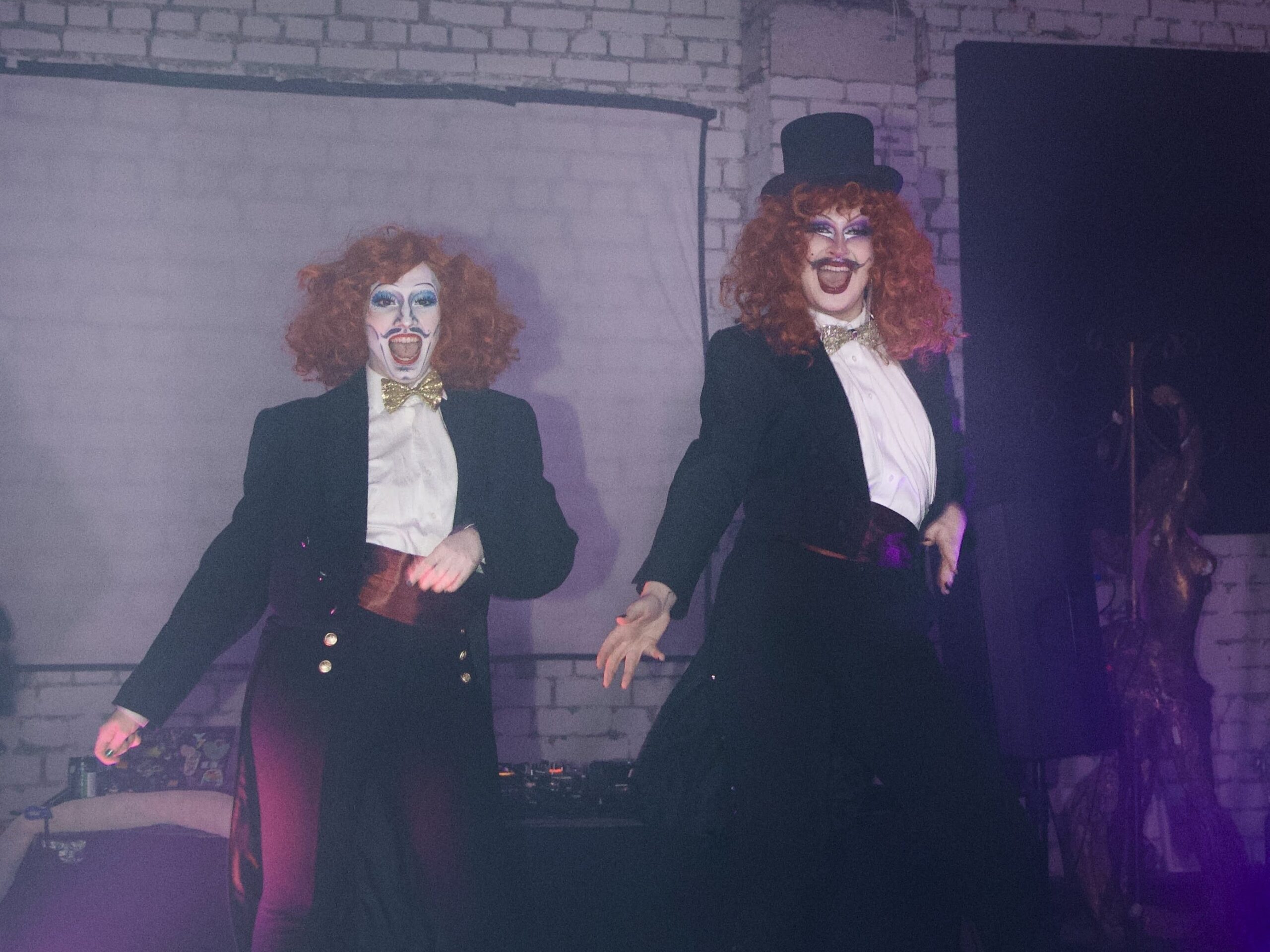 Drag-artistid Will Hung ja Delfi Oraakel juhatavad sisse filmi “Roosad flamingod” eriseansi