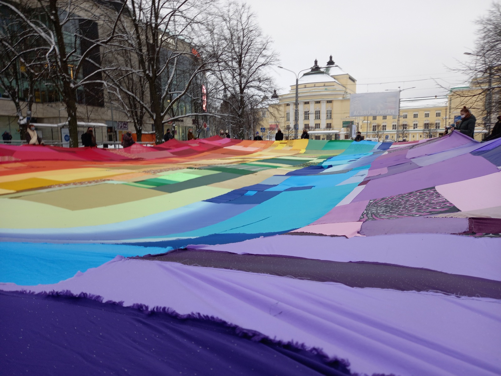 Viljandis rullitakse lahti ligi 300 m² suurune vikerkaarekangas