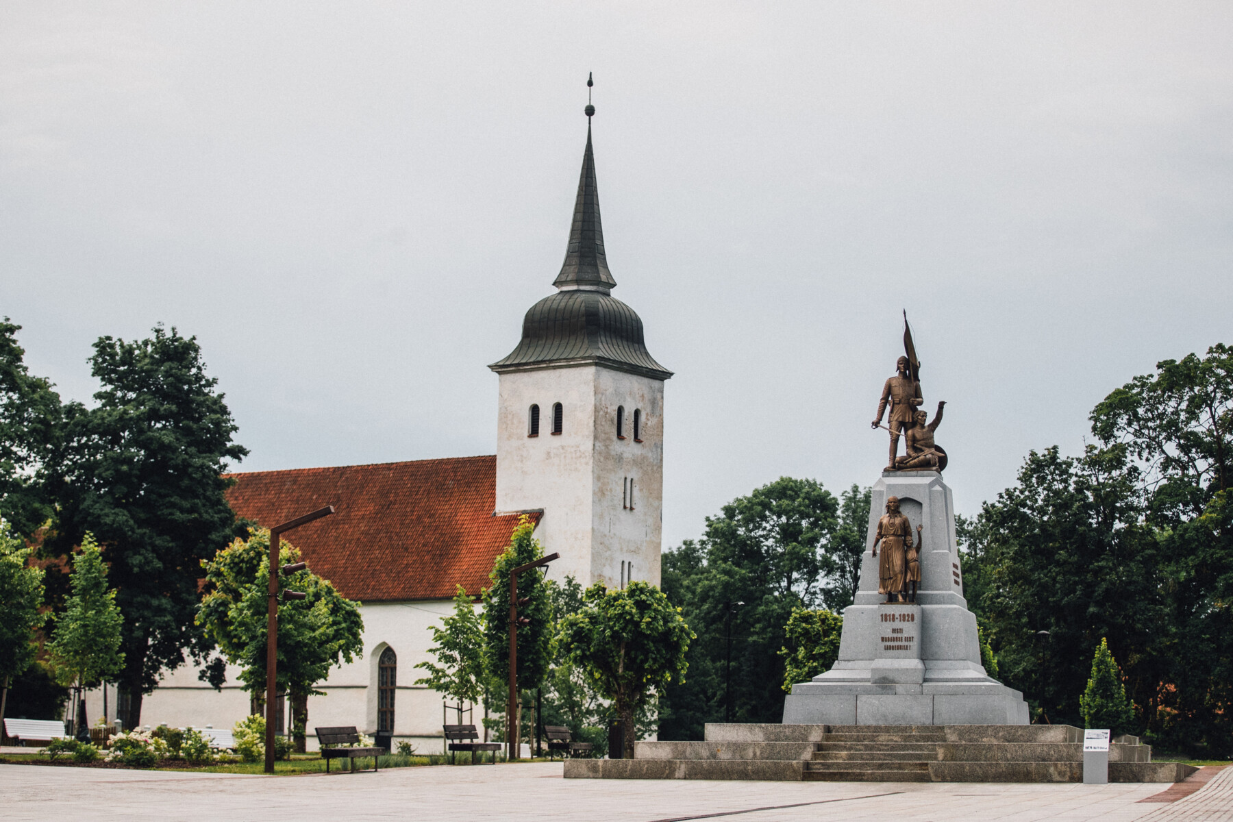 Murettekitav pretsedent: Viljandi linn keelas vikerkaarevärvides kanga lahtirullimise