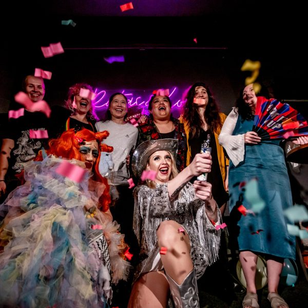 „Paljude jaoks on huumor ellujäämise viis“ — toeta Eesti FLINTA-koomikuid!