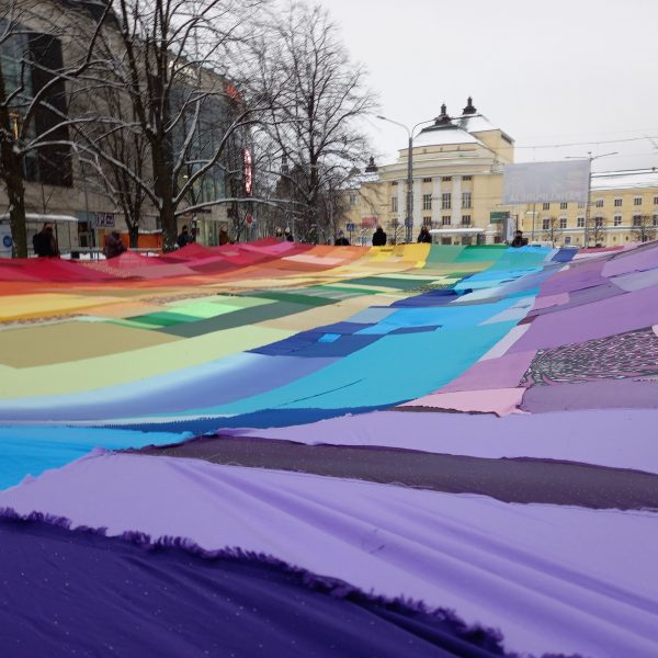 Viljandis rullitakse lahti ligi 300 m² suurune vikerkaarekangas