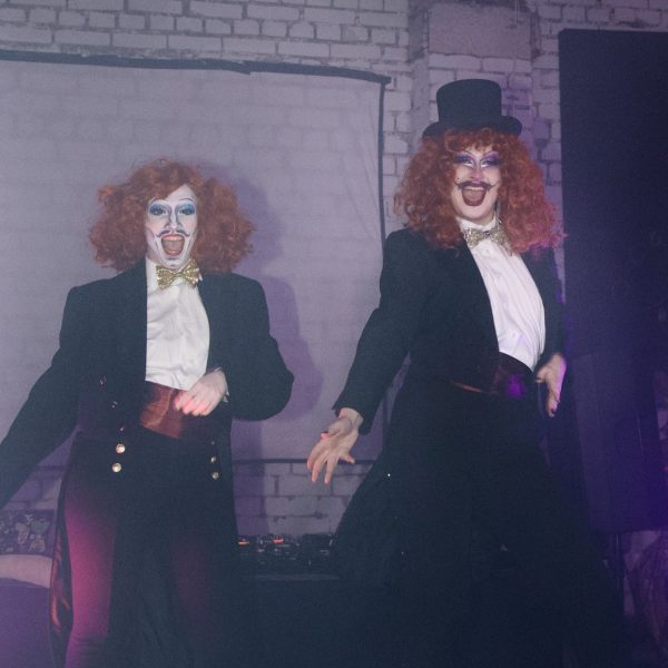 Drag-artistid Will Hung ja Delfi Oraakel juhatavad sisse filmi “Roosad flamingod” eriseansi