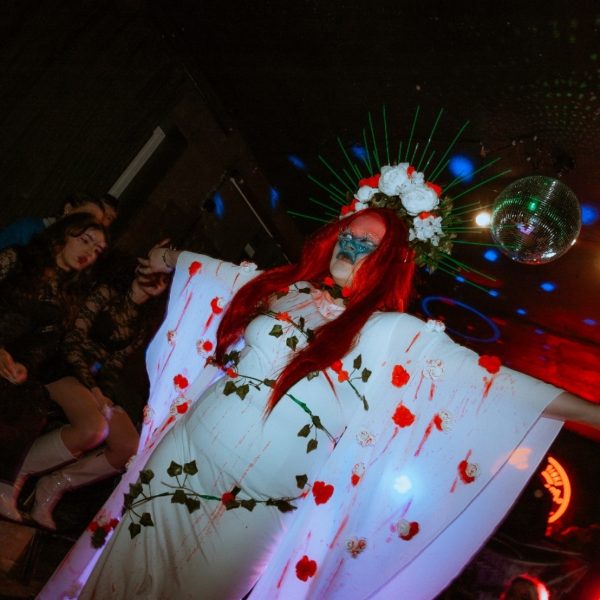 Kinomajas vallandub fantaasia: Club Kids Kiki Function toob lavale vogue’i ja drag’i