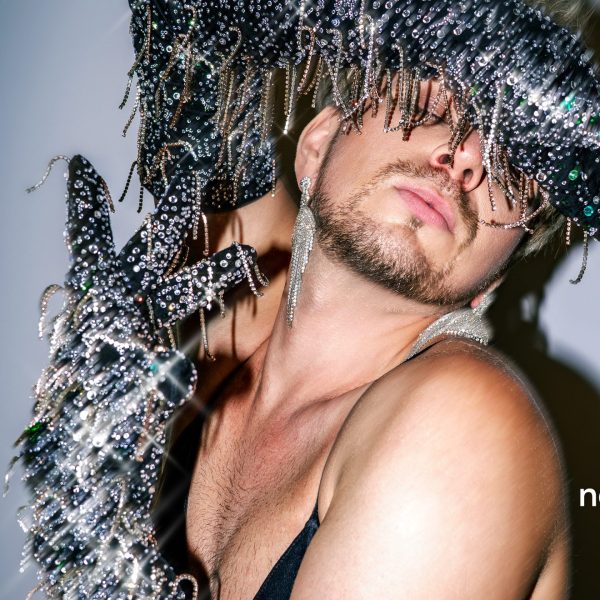 Drag queen VILITA andis 90ndate hitile “Neiu Mustas Kleidis” uue hingamise pilkupüüdva videoga